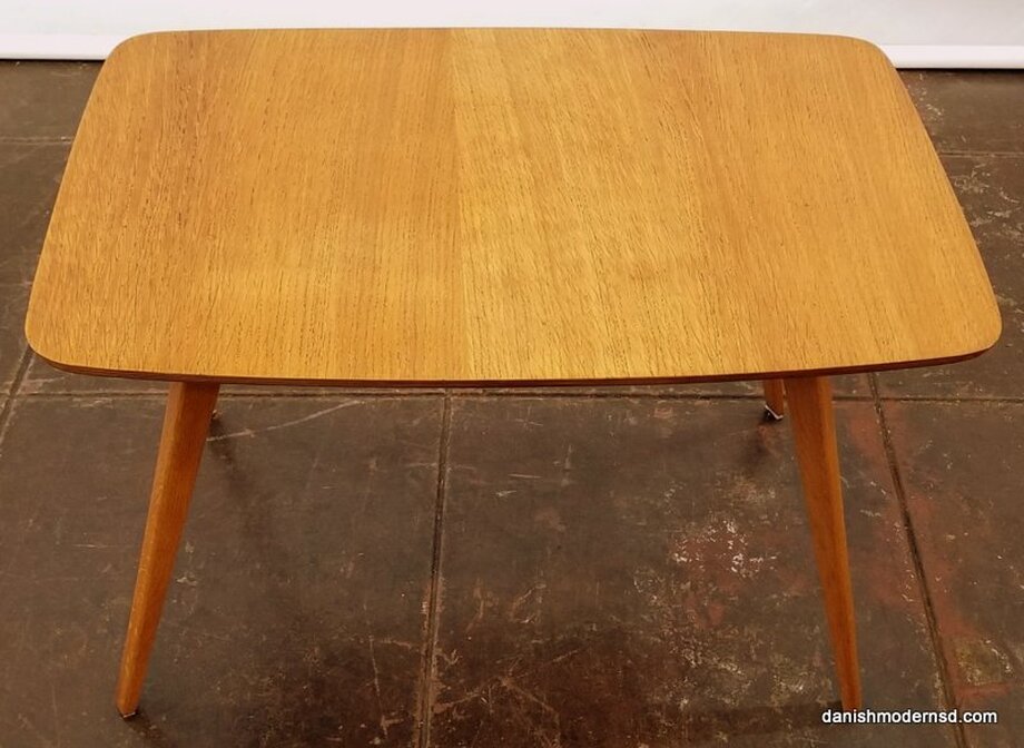 Blonde Mid-Century Modern coffee table with splayed legs manufactured by Druce & Co. Ltd., Baker Street, London, W.1.